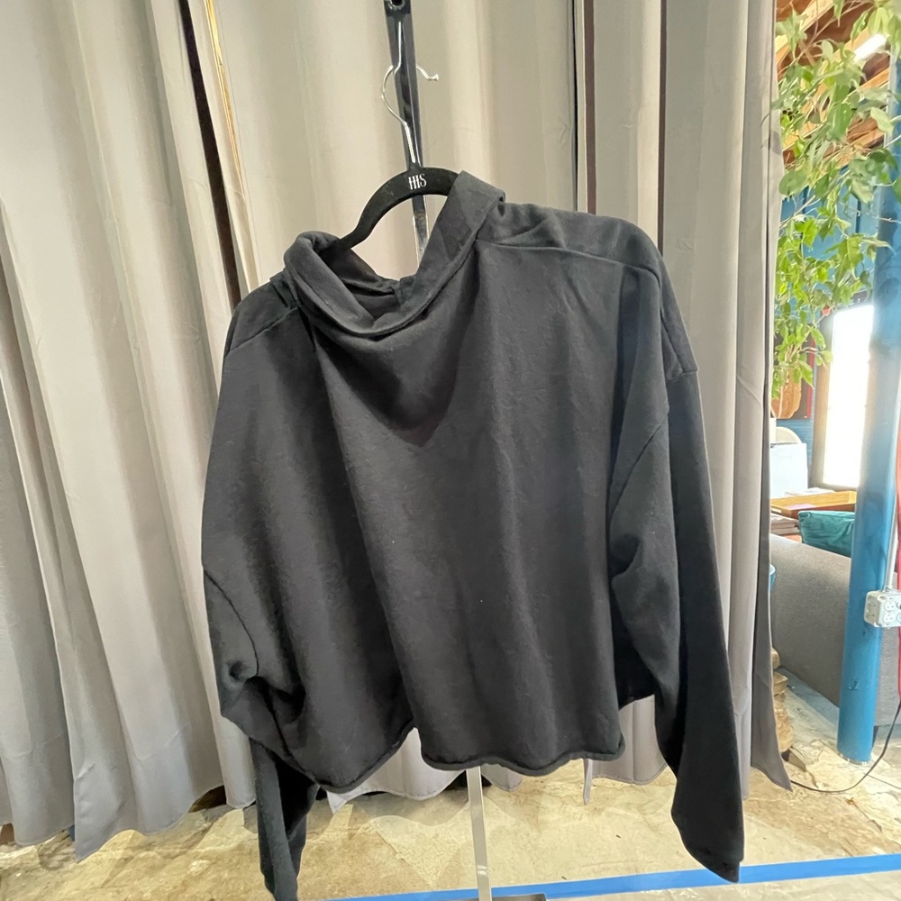 Black Fashion Nova East Coast Crop pull - over - Picture 6 of 7